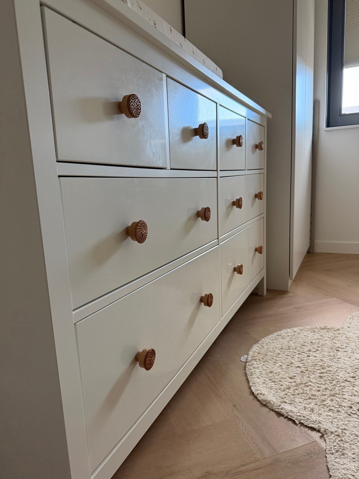 Witte ladekast/commodekast met rotan knoppen, Huis en Inrichting, Ophalen, Overige materialen, Incl knoppen, 5 laden of meer