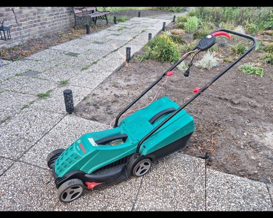 Elektrische Bosch grasmaaier -start maar bladen draaien niet, Cirkelmaaier, Gebruikt, Elektrische grasmaaier, Ophalen of Verzenden