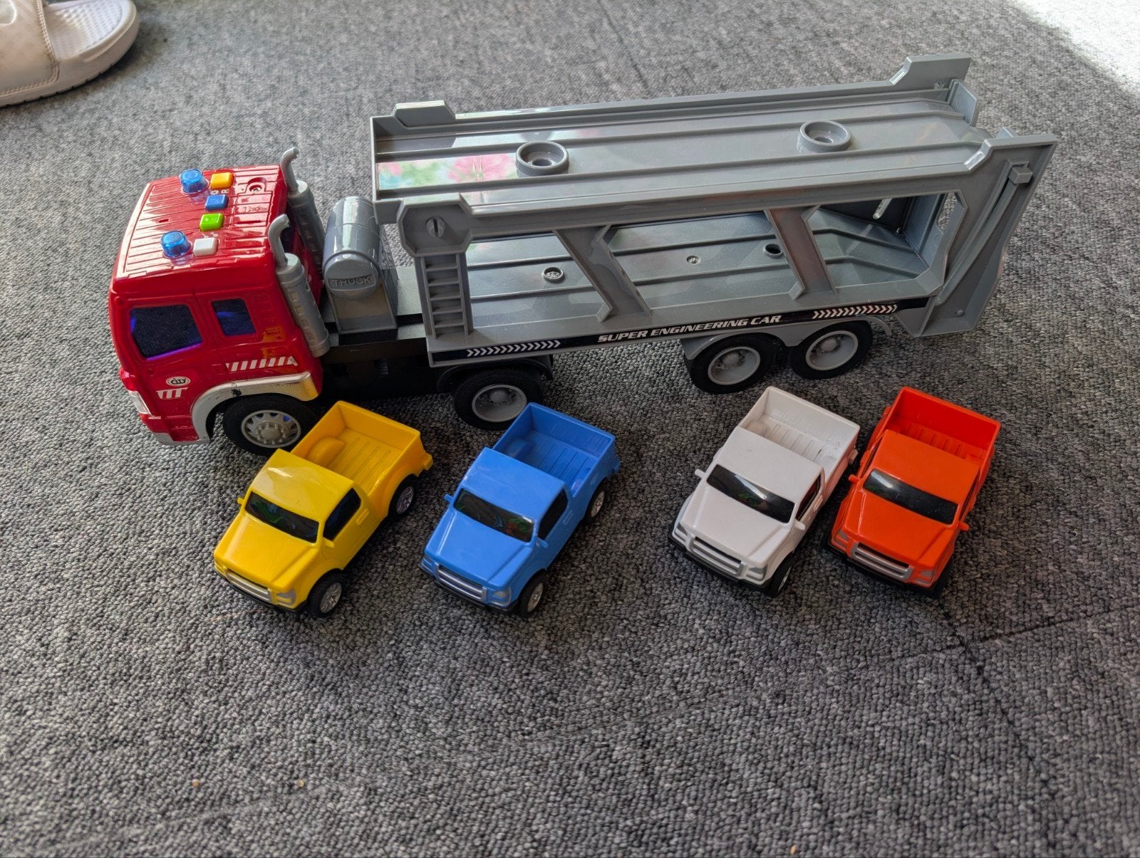 Autotransporter 38 cm met 4 auto's, licht en geluid, Kinderen en Baby's, Ophalen, Gebruikt