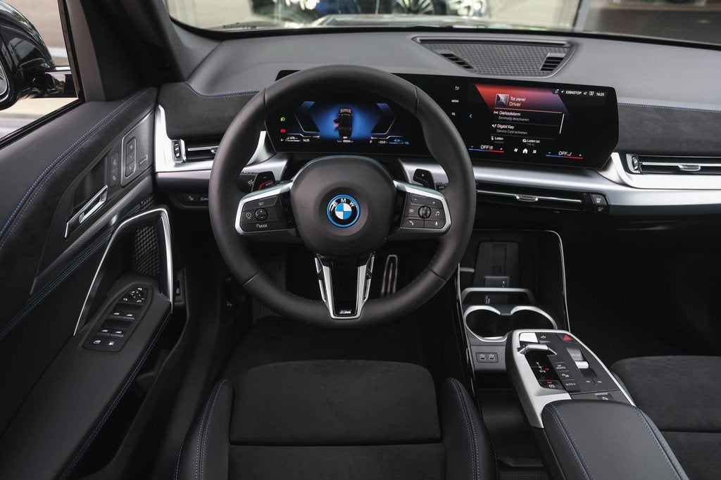 BMW X1 xDrive25e M Sport Automaat / Panoramadak / Trekhaak /, Auto's, BMW, Zwart, Zwart, Bedrijf, Hybride Elektrisch/Benzine