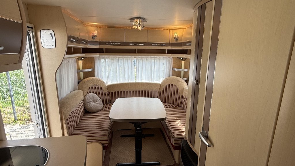 Hobby La Vita Bionda 495 UL bouwjaar 2009 met voortent, Caravans en Kamperen, Caravans, Schokbreker, Rondzit, Hobby, Bedrijf