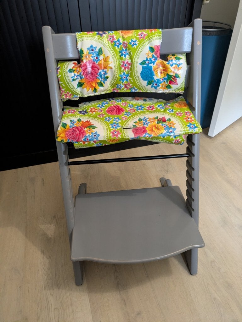 STOKKE TRIPP TRAPP kinderstoel grijs incl. kussenset, Kinderen en Baby's, Kinderstoelen, Ophalen, Gebruikt, Meegroeistoel, Aanschuifbaar