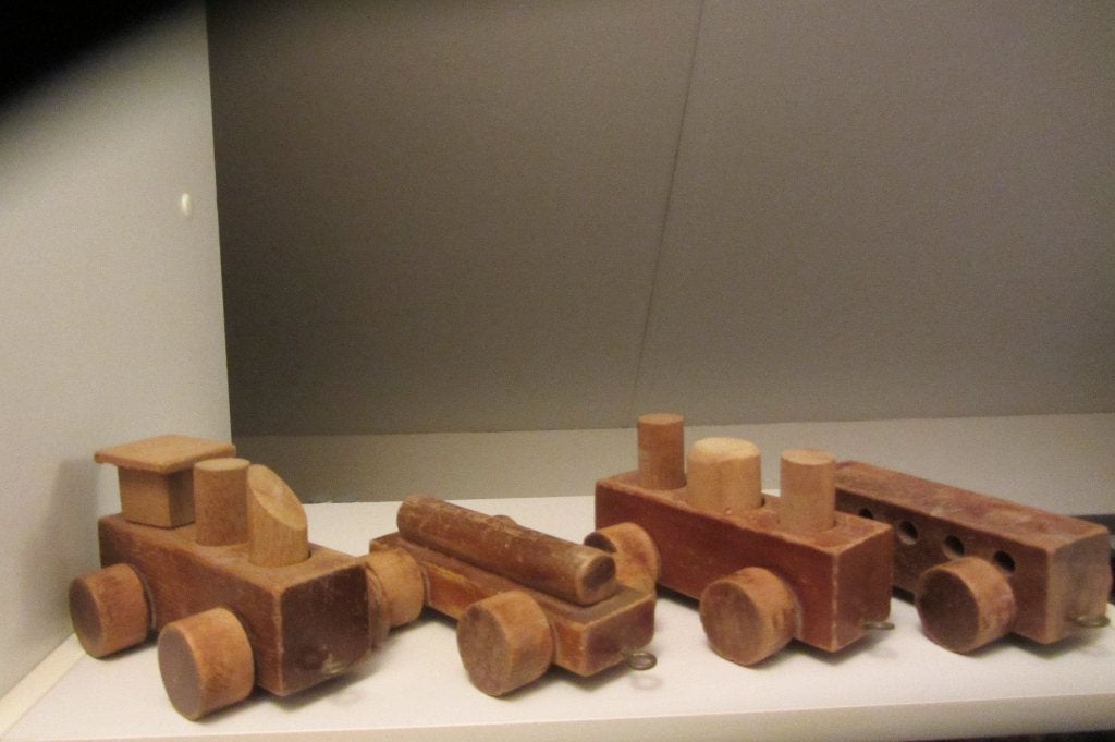 houten speelgoed trein en auto uit Ghana, Kinderen en Baby's, Speelgoed | Houten speelgoed, Ophalen of Verzenden, Gebruikt, Duw- of Trekspeelgoed