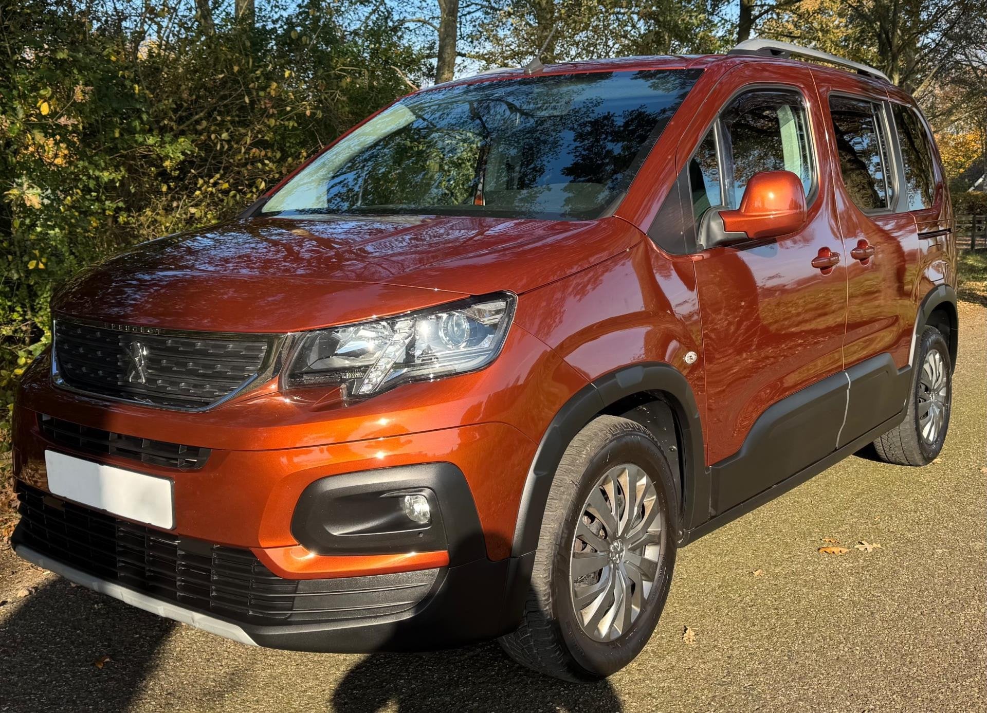 Peugeot Rifter 1.2 Allure 110PK 2019 DEALER ONDERHOUDEN ERG, Auto's, Voorwielaandrijving, Gebruikt, 1199 cc, Bruin