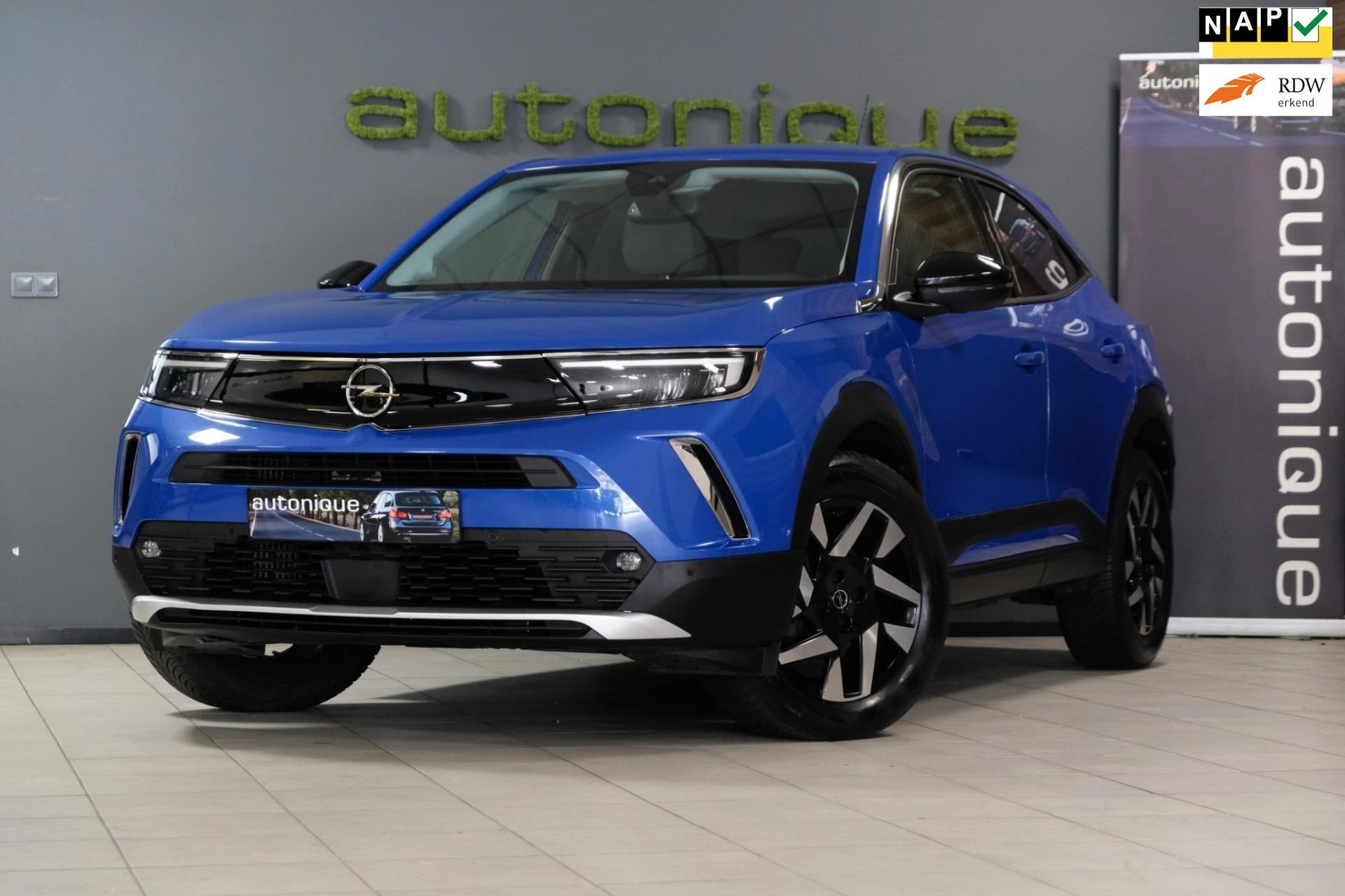 Opel Mokka 1.2 Turbo Elegance automaat navi/adap.cruise, Auto's, Opel, Zwart, 1199 cc, Blauw, 3 cilinders
