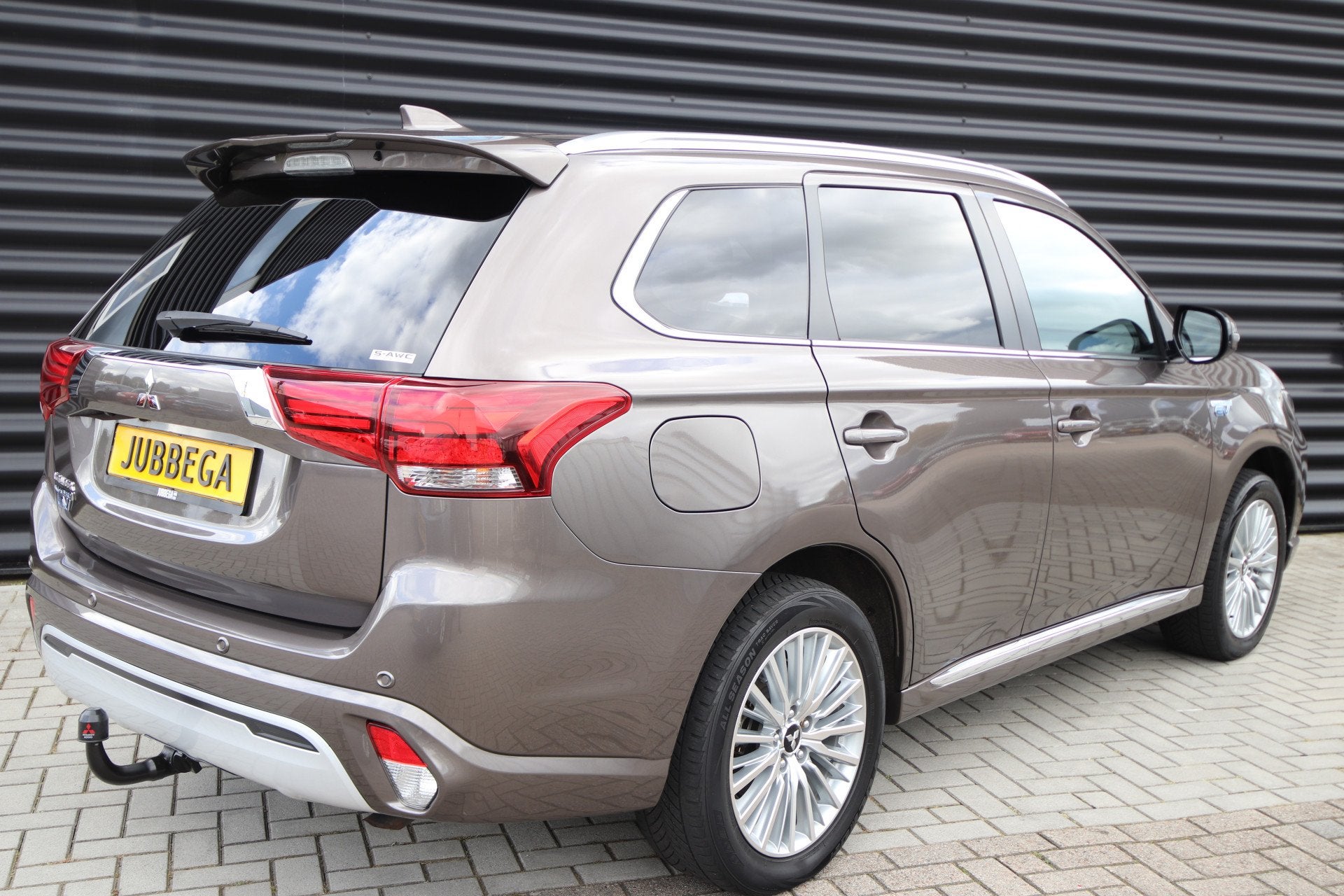 Mitsubishi Outlander 2.4 PHEV Instyle 1e eigenaar dealer o.h, Auto's, Automaat, Zwart, 4 cilinders, Bedrijf