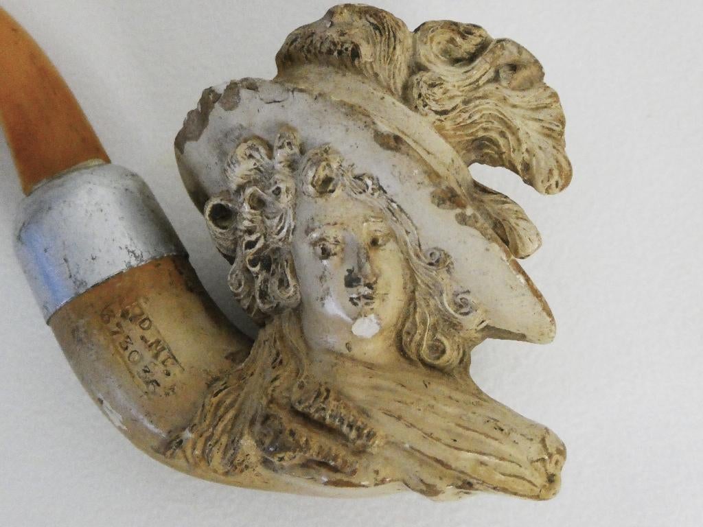 Jonge vrouw met grote hoed pijpaarde pijp C. Crop London, Ophalen of Verzenden