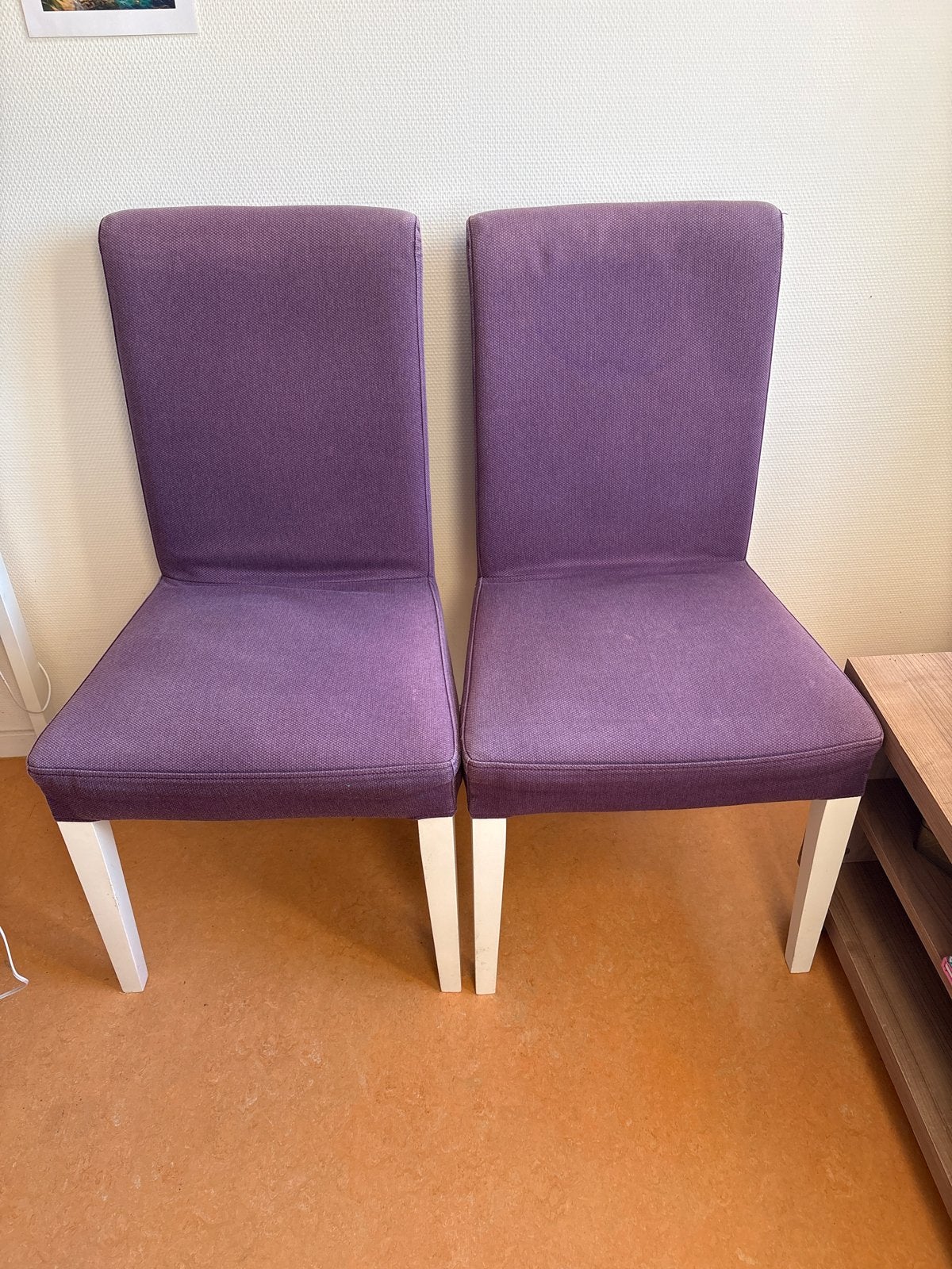 Twee paarse eetkamerstoelen met witte poten, Huis en Inrichting, Stoelen, Ophalen, Gebruikt, Twee, Overige kleuren