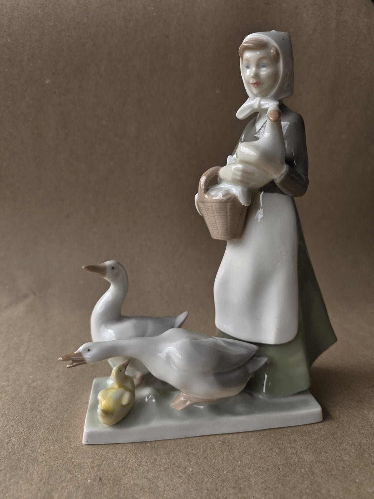 Lladro Porseleinen Beeldje: Vrouw met Ganzen en Kuiken, Antiek en Kunst, Ophalen