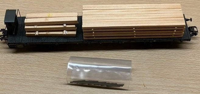 Märklin lageboordwagon met remmershuis beladen met echt hout, Wisselstroom, Ophalen of Verzenden, Märklin, Nieuw