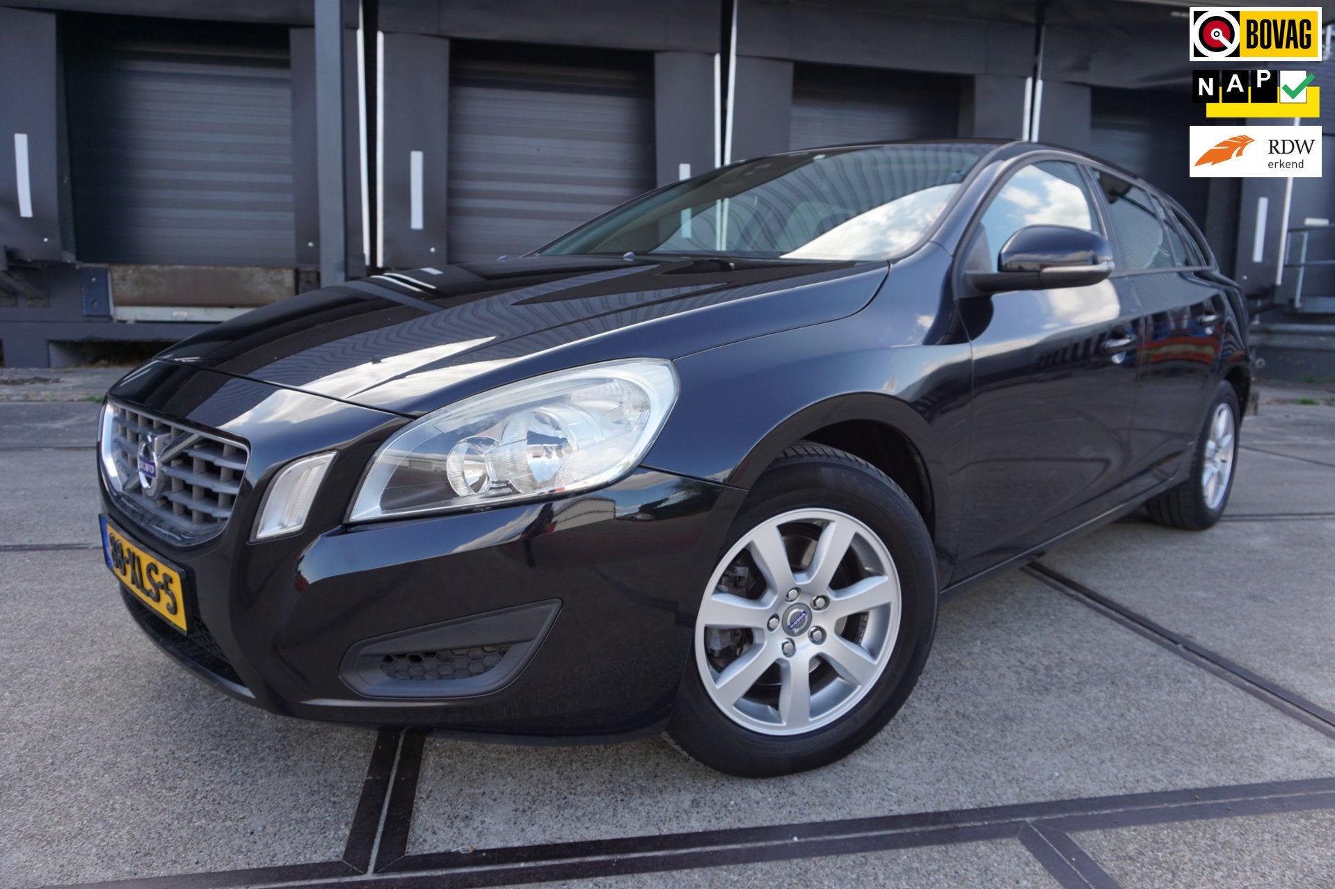 Volvo V60 1.6 T3 Kinetic, Auto's, Gebruikt, Zwart, 4 cilinders, 150 pk