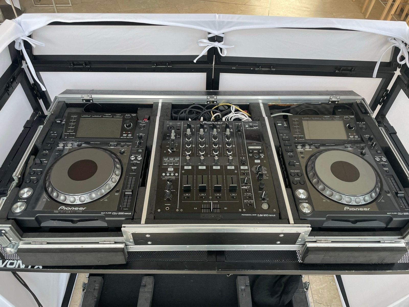 Pioneer DJ-set: 2x CDJ-2000 Nexus & DJM-900 Nexus
