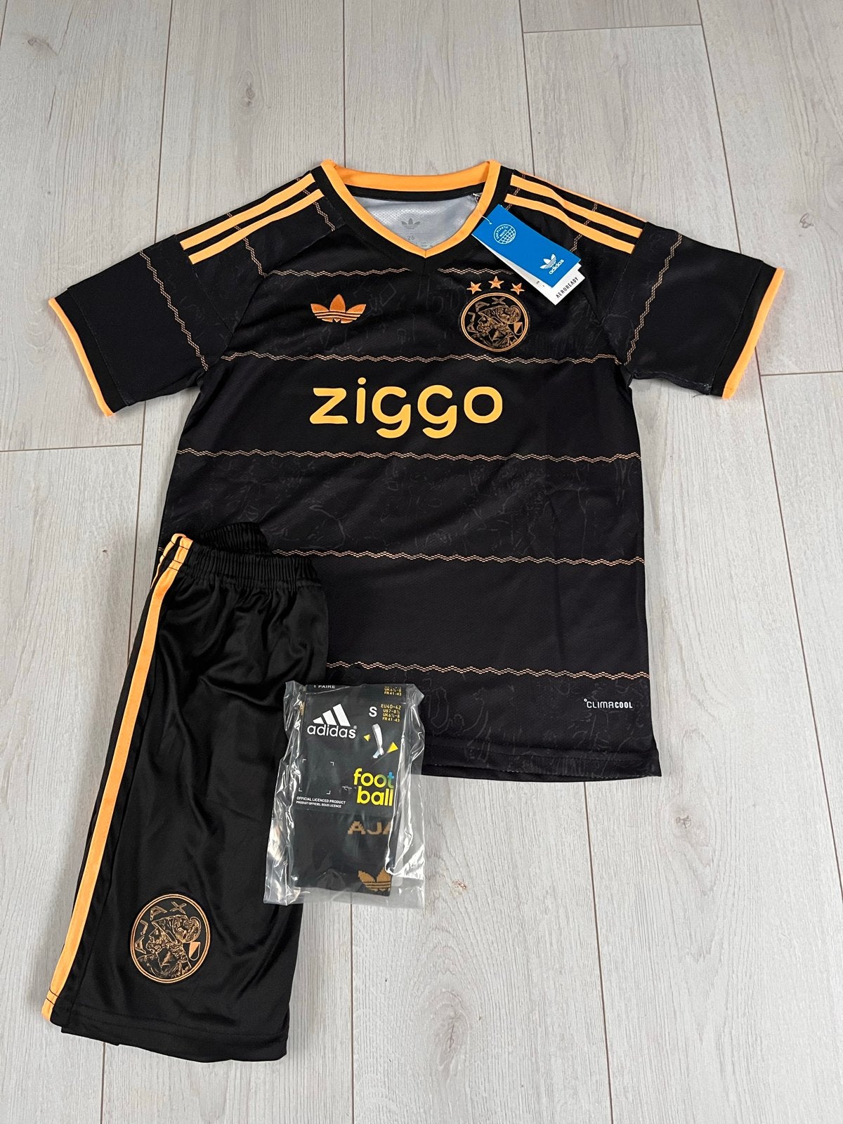 Ajax tenue 26/27 met sokken maat 140, Maat XS of kleiner, Ophalen of Verzenden, Nieuw, Set