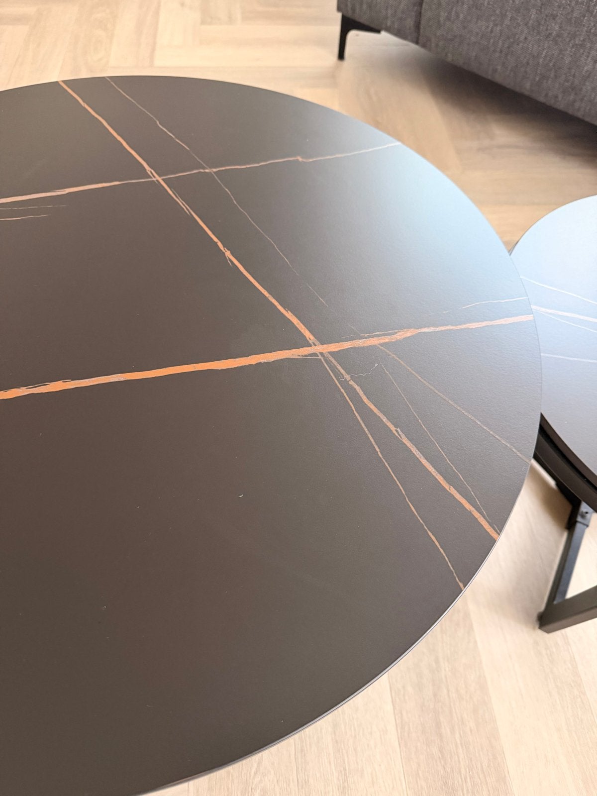 Foto 4 van Set van 2 ronde salontafels - marmerlook zwart/goud