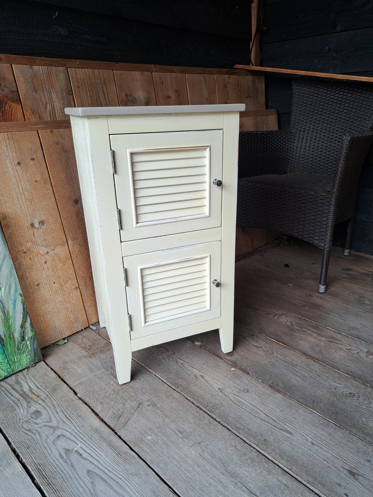 Crèmekleurig kastje met louvredeurtjes. Brocante., Huis en Inrichting, Ophalen, Gebruikt, Minder dan 45 cm, 70 cm of meer