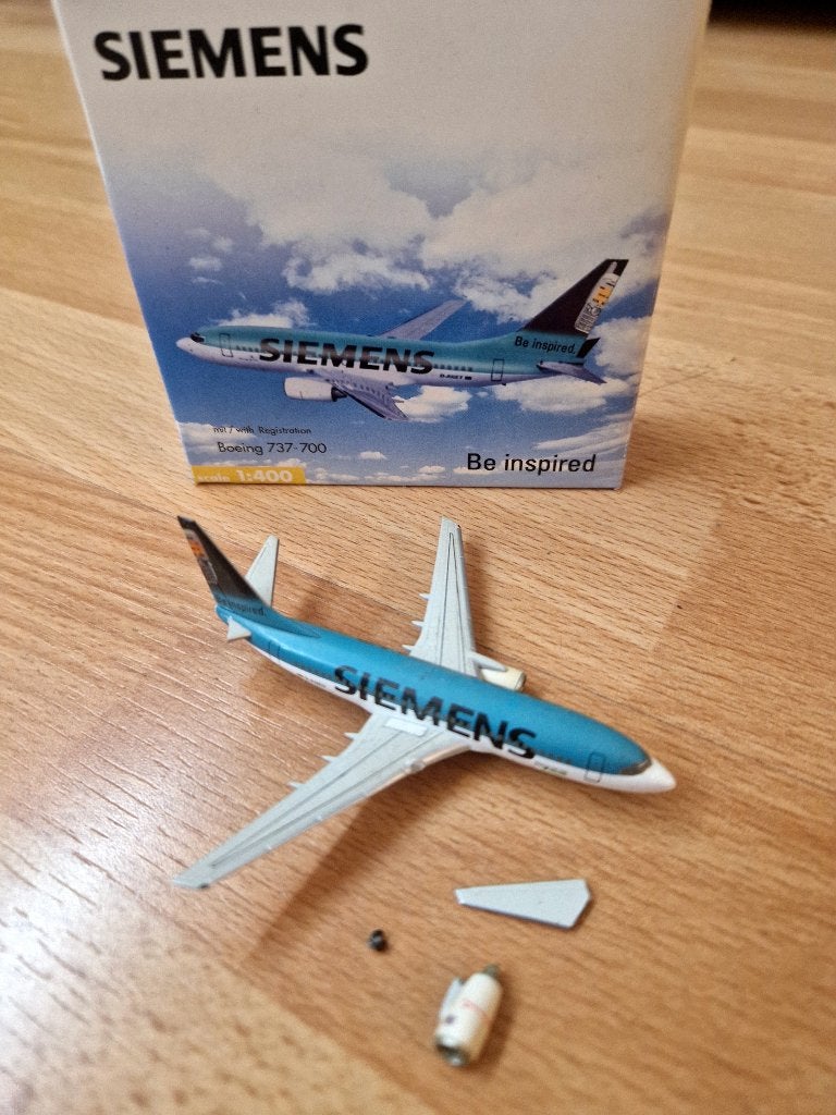 Herpa vliegtuig model 1:400 Siemens Boeing 737-700 gecrashed, Verzamelen, Ophalen of Verzenden, Zo goed als nieuw, Schaalmodel