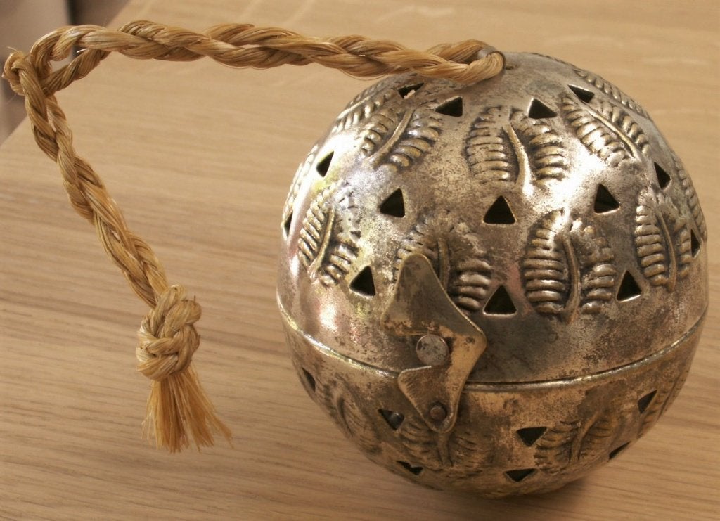 Antieke geurbol gedecoreerd met blaadjes, Ophalen of Verzenden, Huis en Inrichting