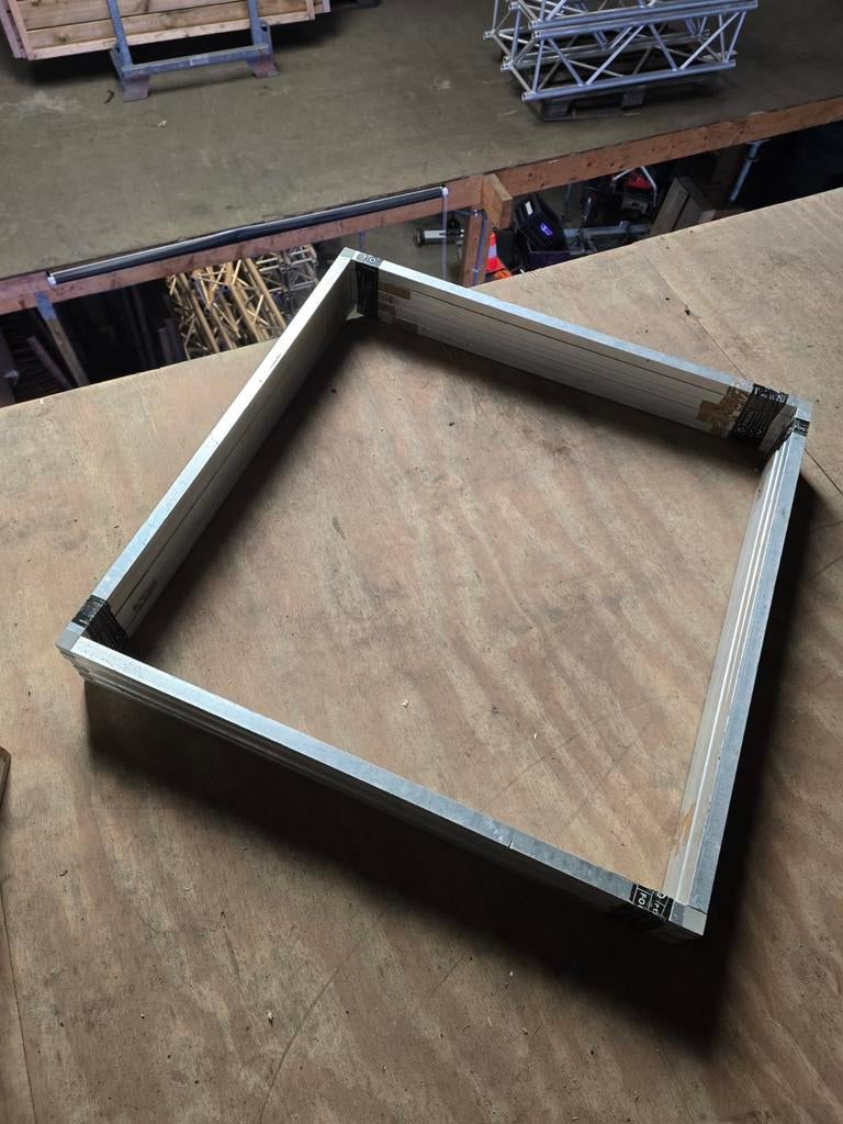 32 stuks aluminium frames 74x74 cm, Ophalen, Gebruikt