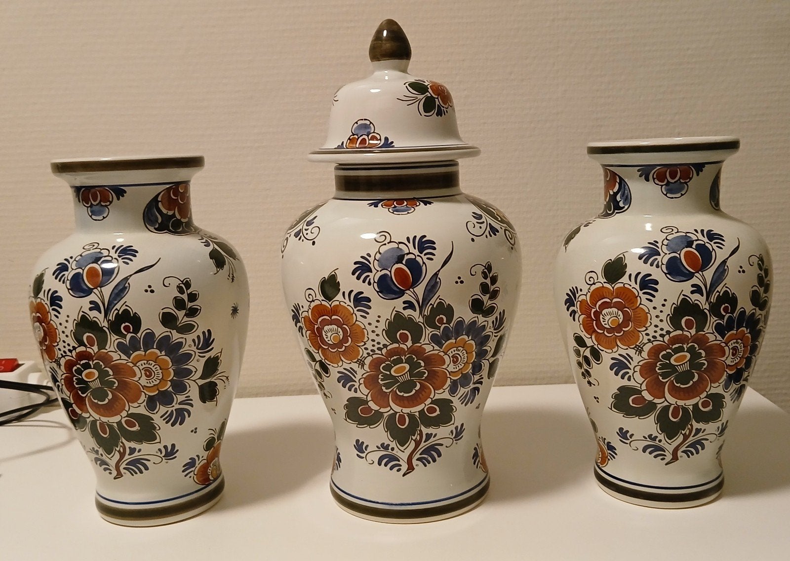 Kaststel, 2 vazen en 1 gemberpot. Delft polychroom, Ophalen