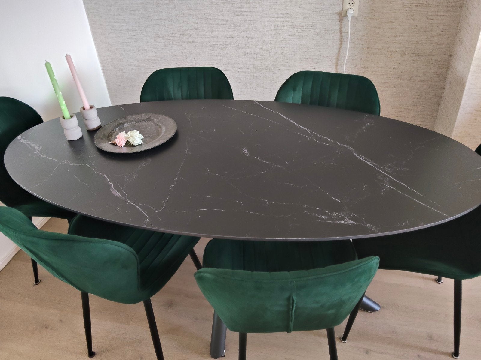Ovale eettafel met marmerlook en 6 groene stoelen, Huis en Inrichting, Tafels | Eettafels, Ophalen, Modern, Industrieel, Overige materialen