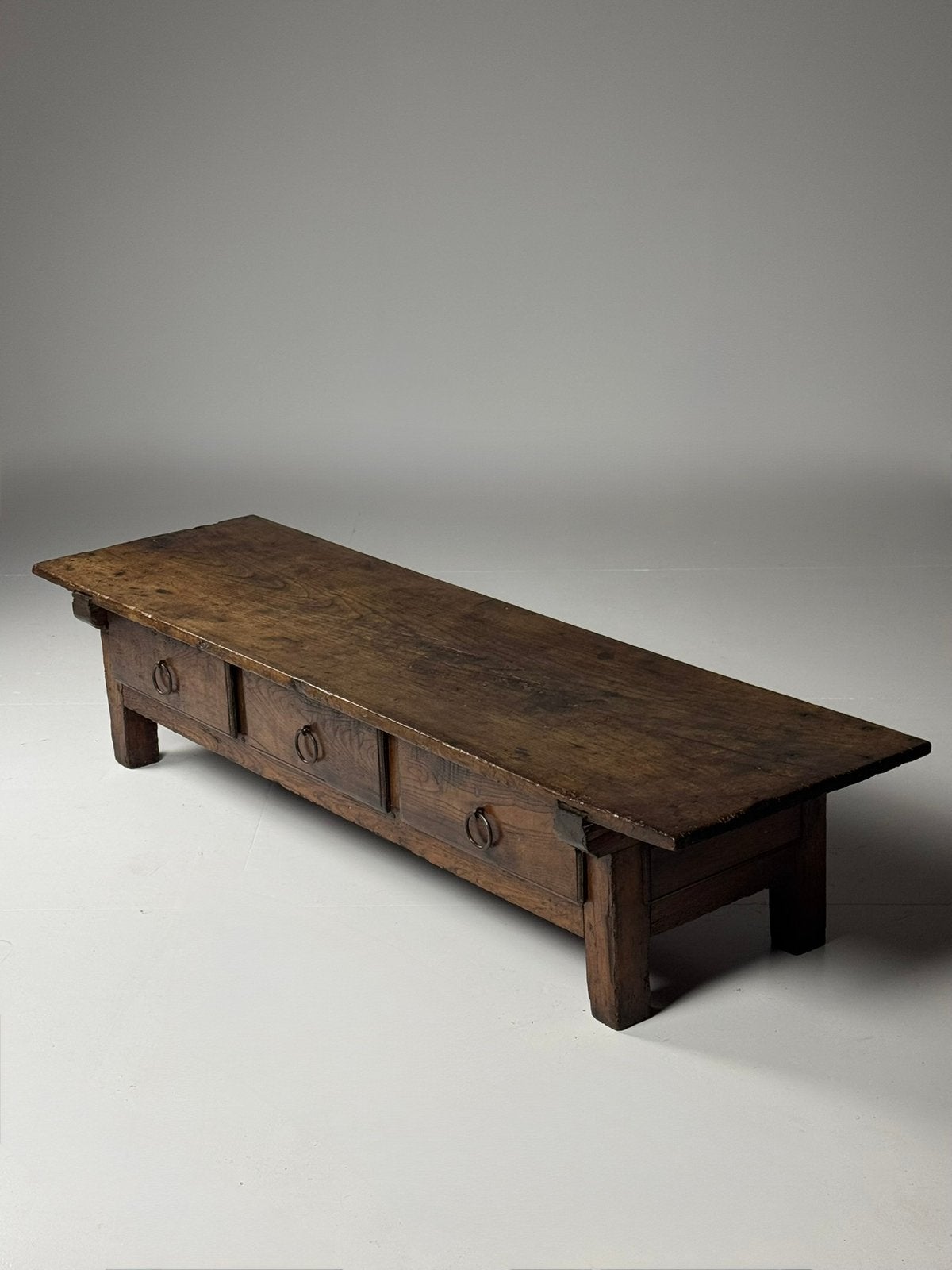 Spaanse salontafel 18e eeuw, Ophalen