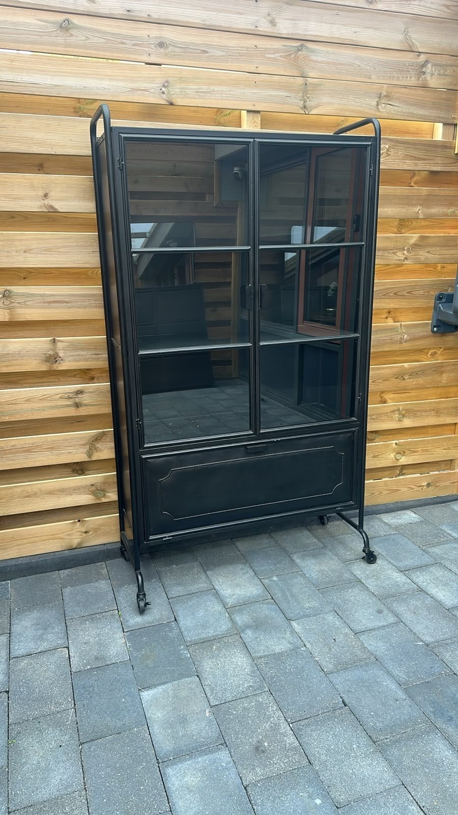 Industriële vitrinekast op wielen - Zwart metaal, Huis en Inrichting, Ophalen, 50 tot 100 cm, Glas, Industrieel, Vintage
