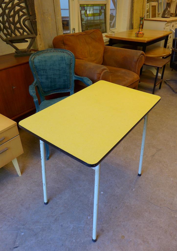 Mooi geel retro vintage tafeltje, Huis en Inrichting, Tafels | Eettafels, Ophalen, Gebruikt, Onbekend, 50 tot 100 cm