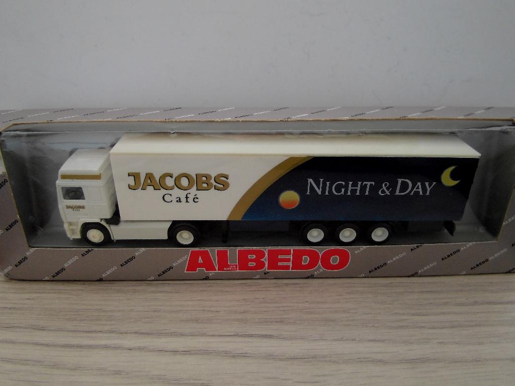 Albedo 1/87 Volvo F12-360 Globetrotter Jacobs Café, Verzenden, Zo goed als nieuw, Bus of Vrachtwagen, Overige merken