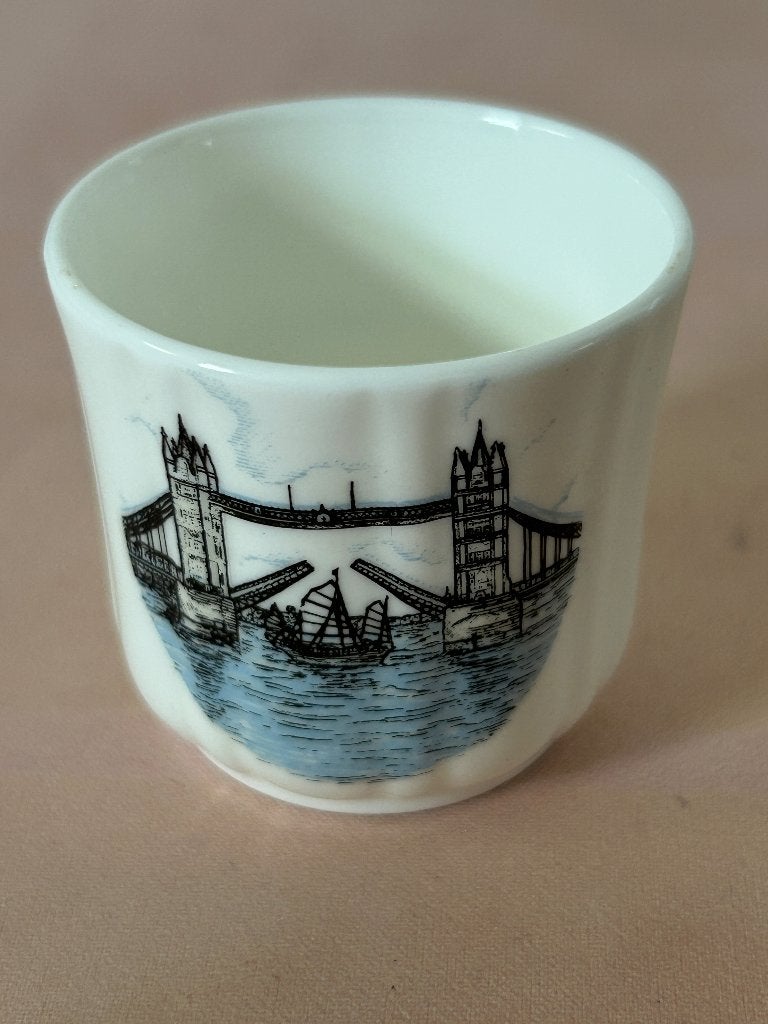 Vintage porseleinen Tower Bridge souvenir eierdopje, Antiek en Kunst, Ophalen of Verzenden