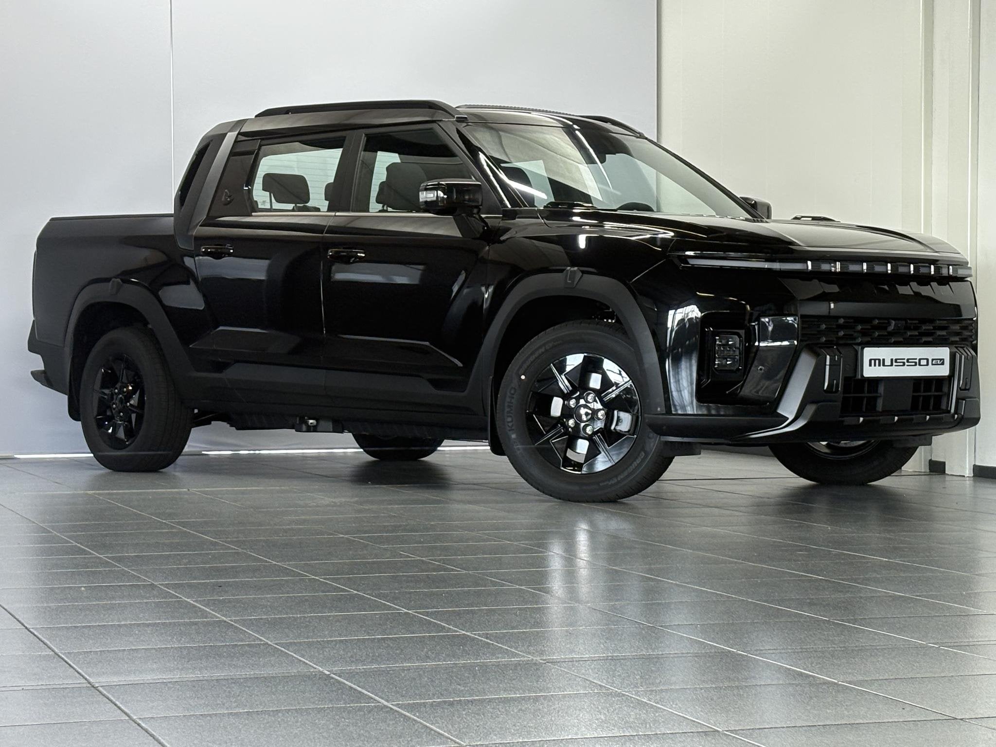 KGM Musso EV Black Line 80.6 kWh 4WD Luxe leder/suede bekled, Auto's, Overige Auto's, 12 maanden, Stof, Zwart, 379 km