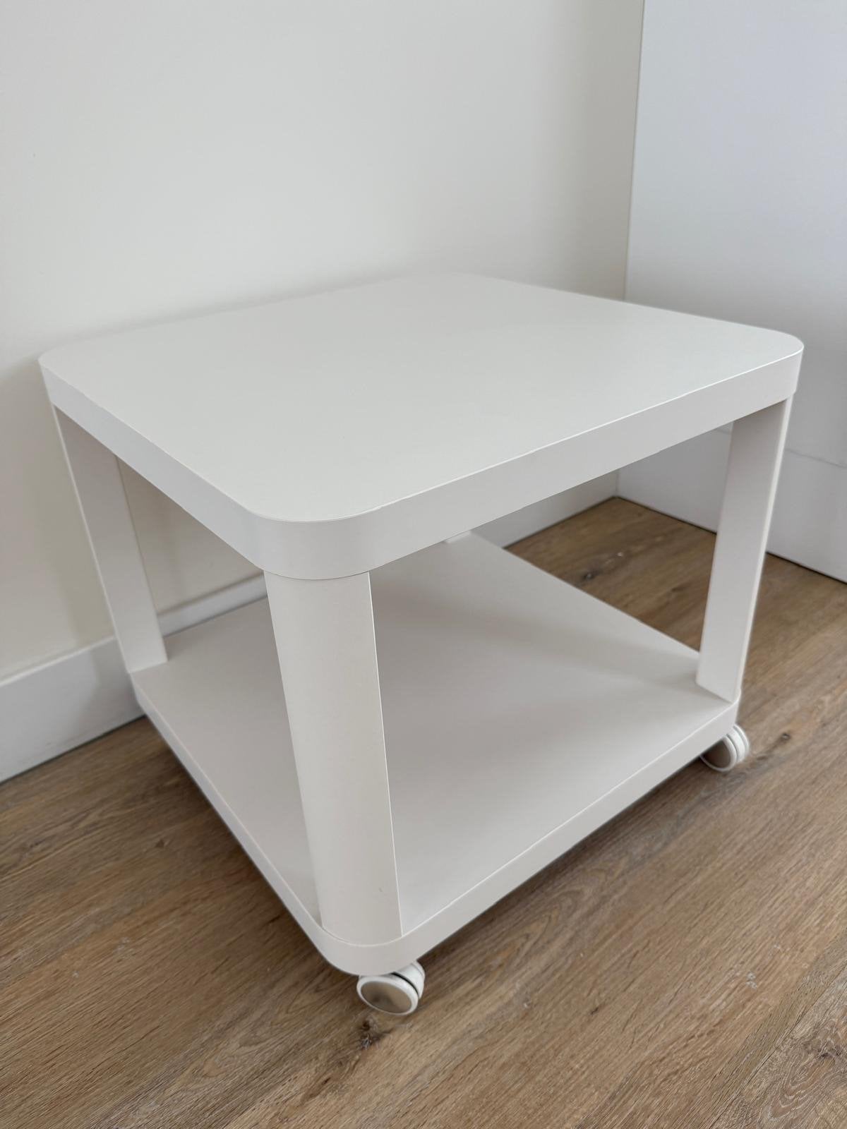 IKEA TINGBY bijzettafel wit op wielen (50x50x50), Ophalen, Zo goed als nieuw, Wit
