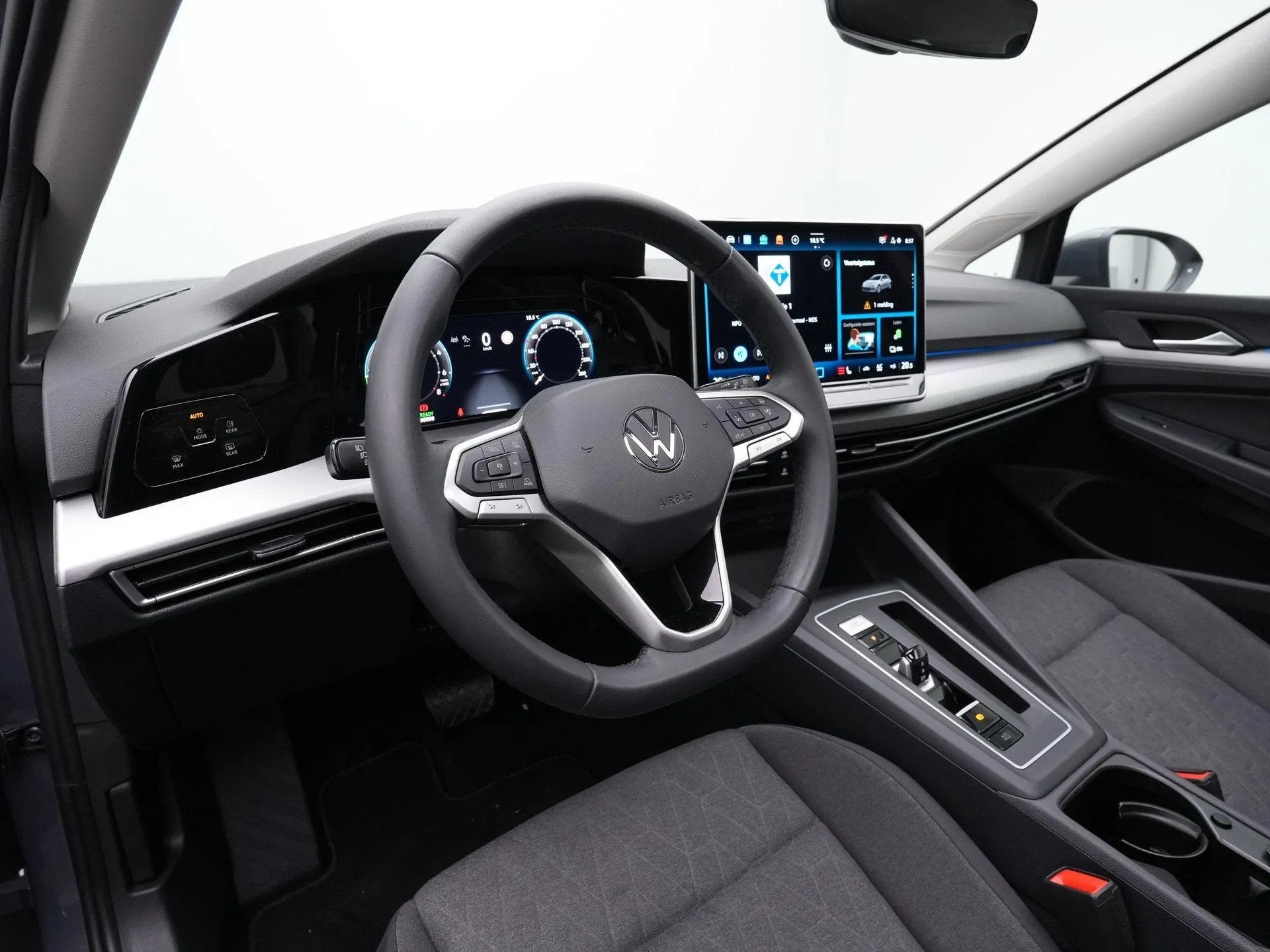 Volkswagen Golf 1.5 eHybrid 204 pk Life Edition (bj 2025), 4 cilinders, Bedrijf, 1700 kg, Zilver of Grijs