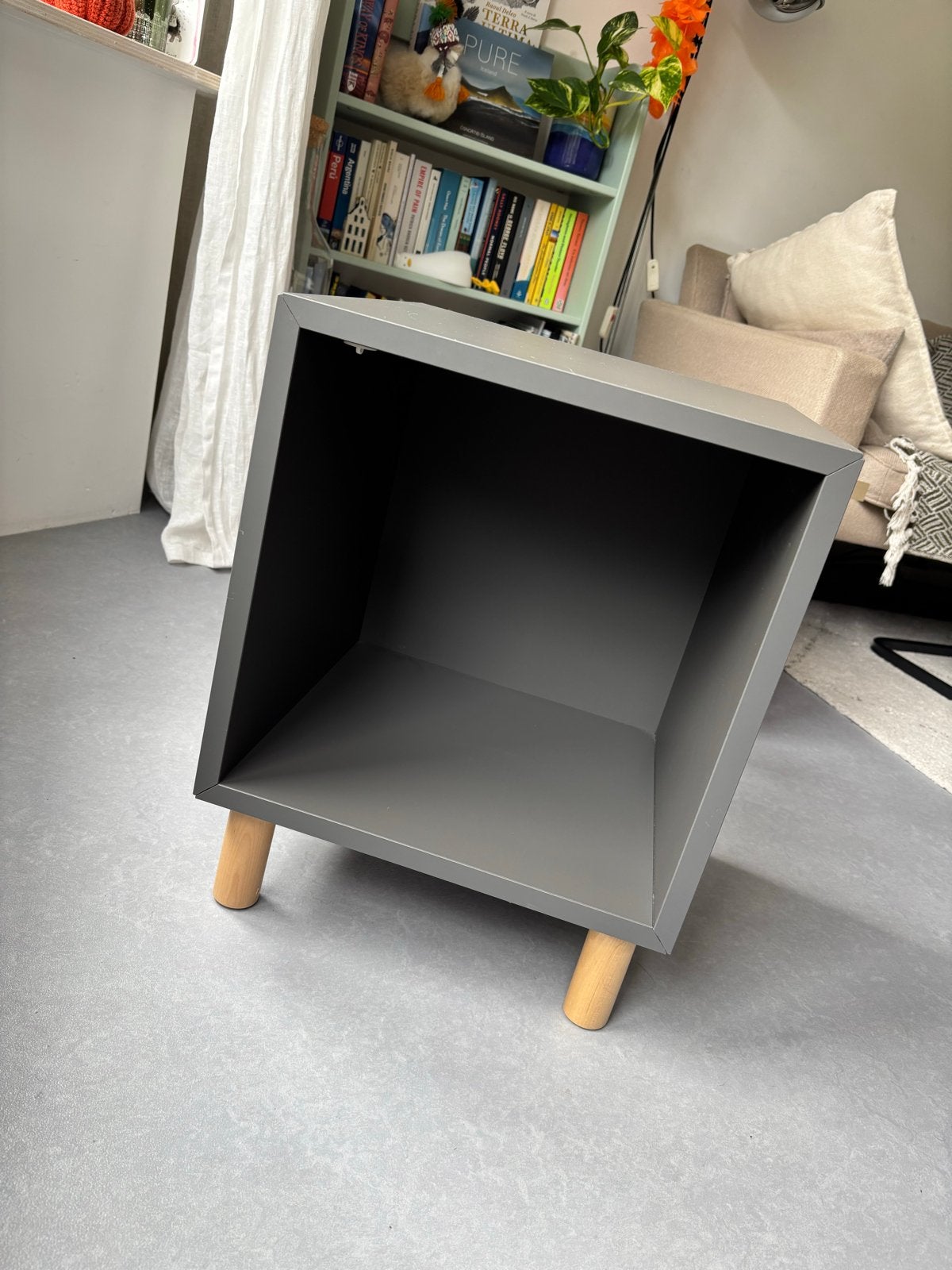 Grijs nachtkastje/bijzettafel met houten poten - IKEA EKET, Ophalen, Gebruikt, Minder dan 45 cm, Minder dan 55 cm