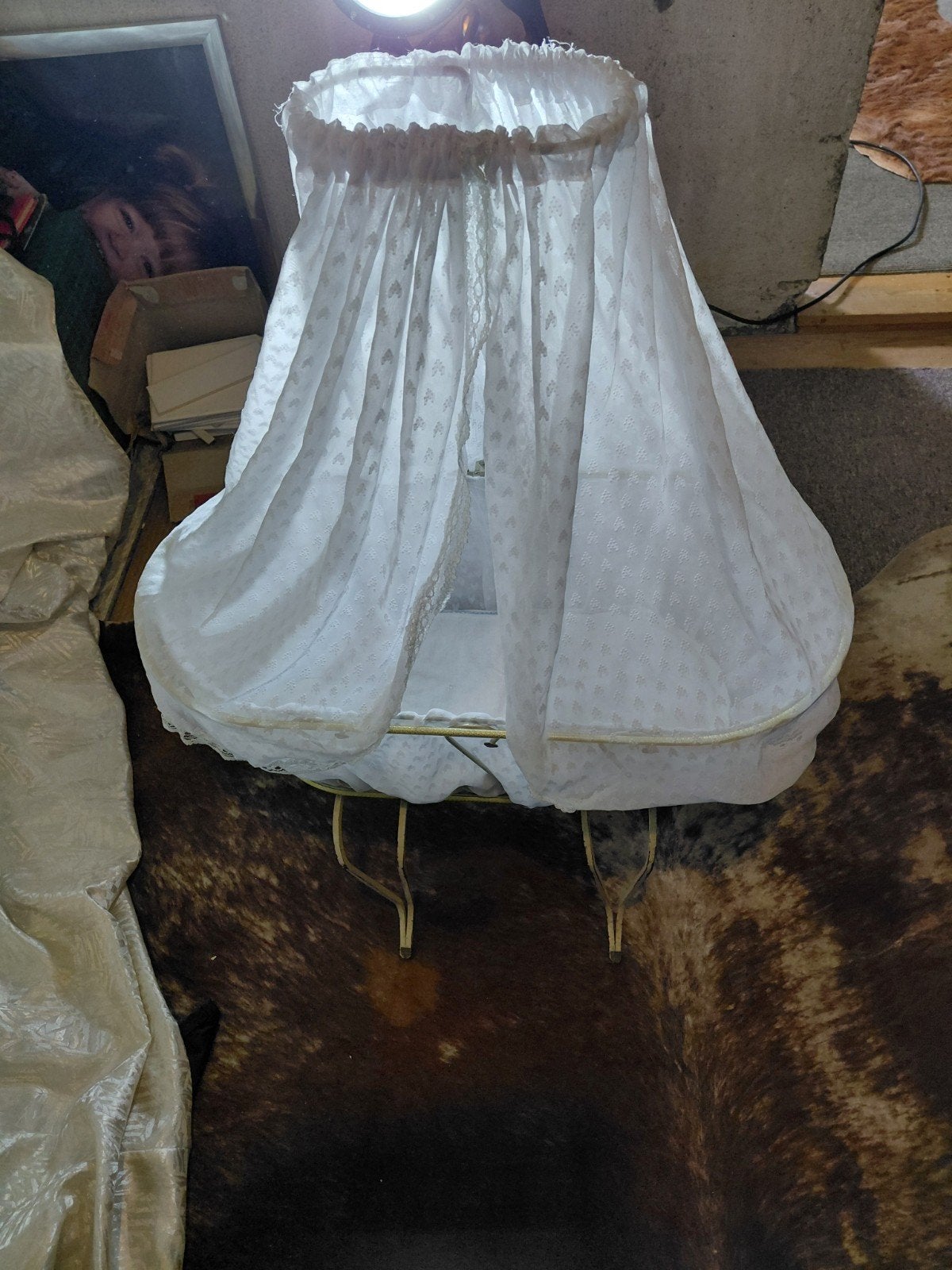 Vintage poppenwieg,wit met mooie bekleding, Ophalen, Gebruikt, Wieg
