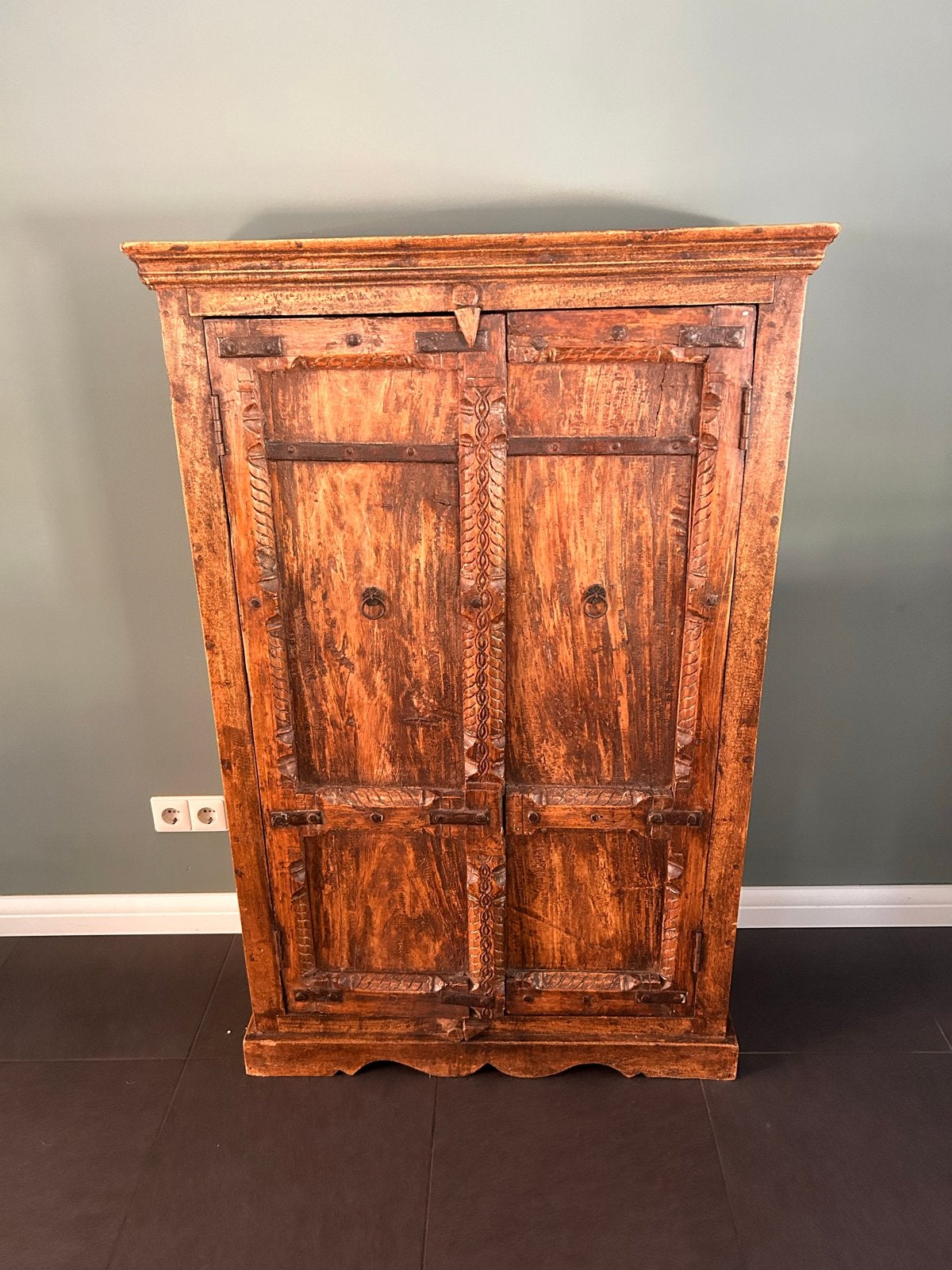 Unieke handgesneden houten kast met 2 deuren, Ophalen