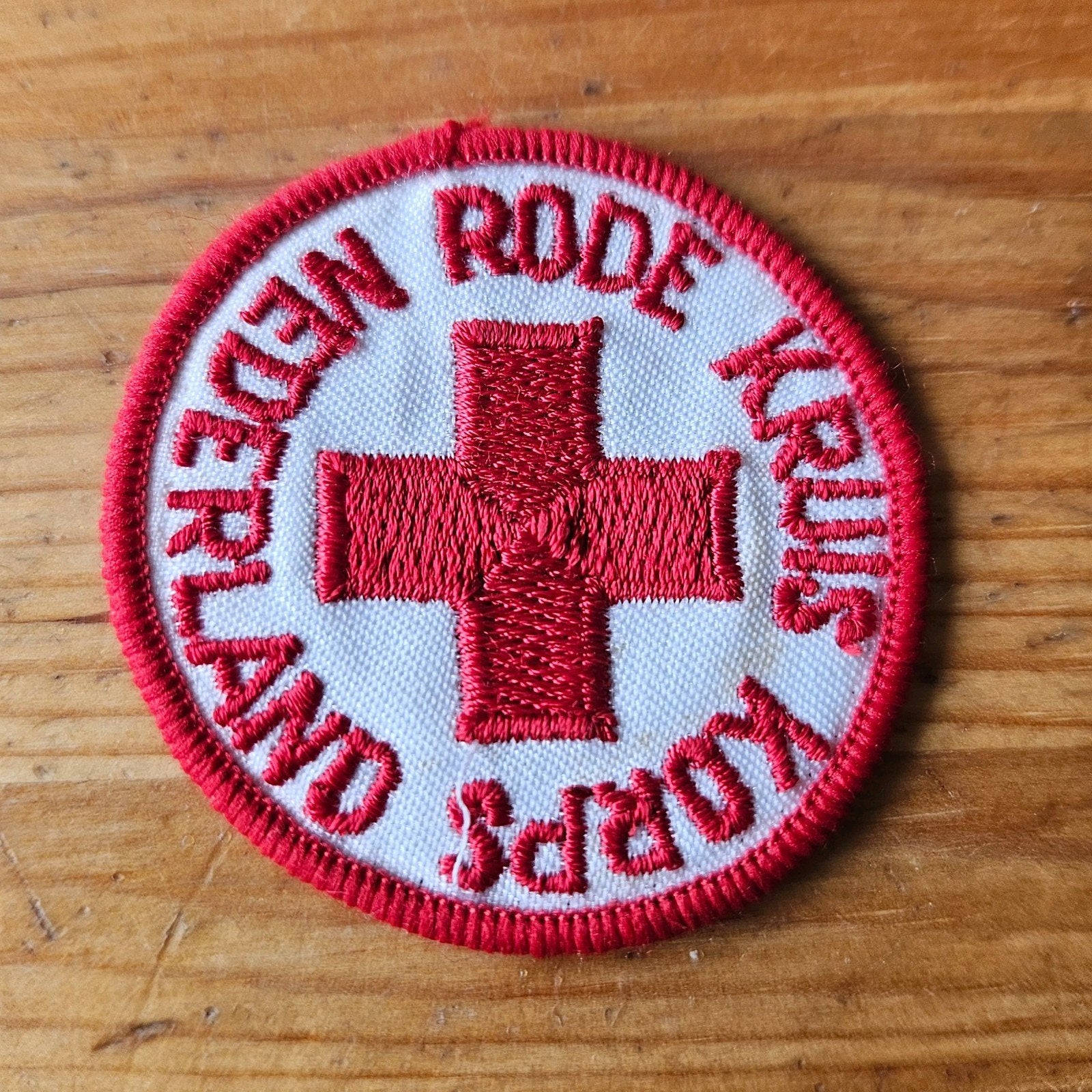 Mouwembleem Rode Kruis Korps Nederland, Ophalen of Verzenden, Landmacht, Nederland, Embleem of Badge