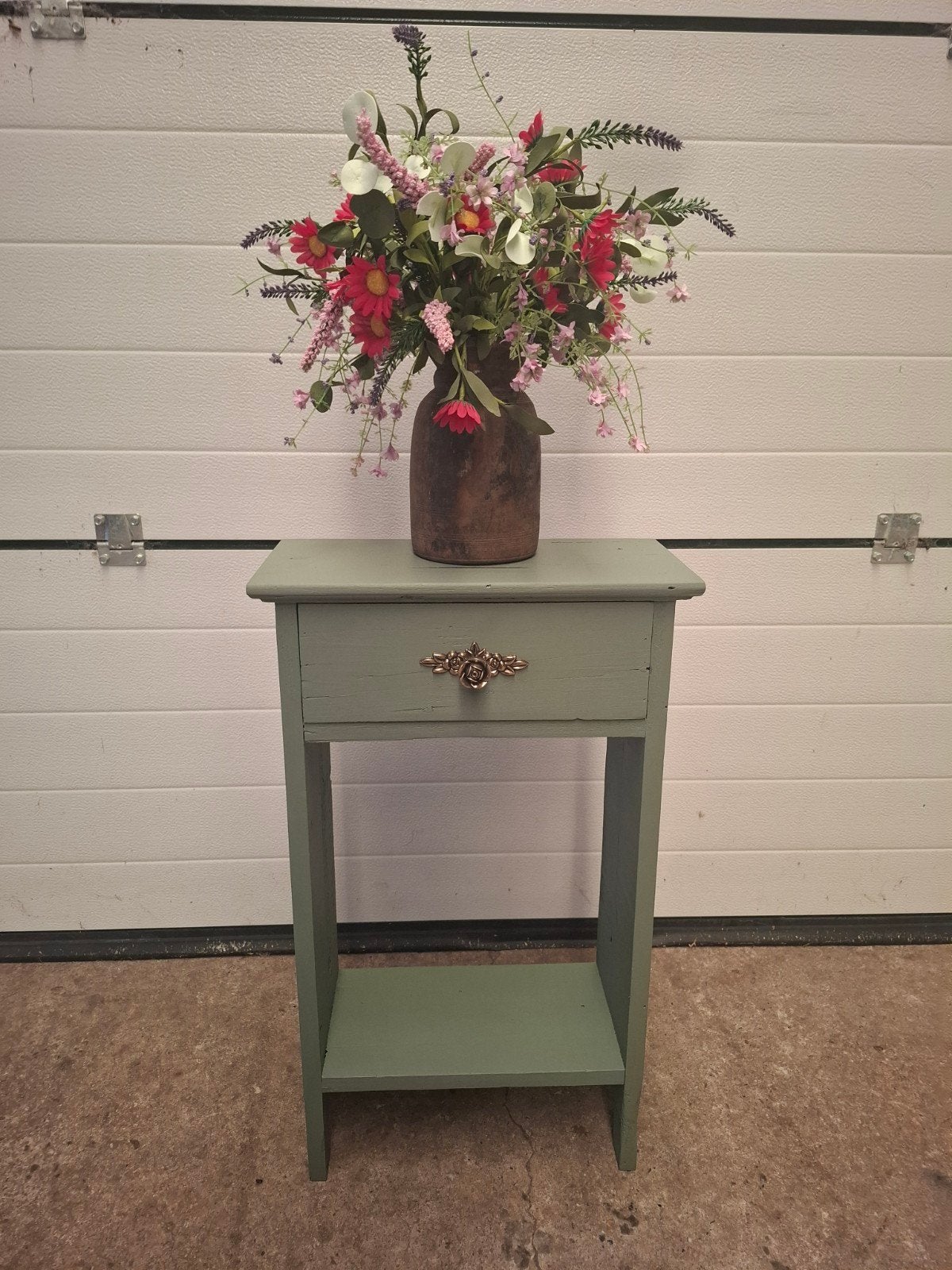Smal groen bijzettafeltje met lade en plankje, Huis en Inrichting, Ophalen, Minder dan 55 cm, Gebruikt, 60 cm of meer