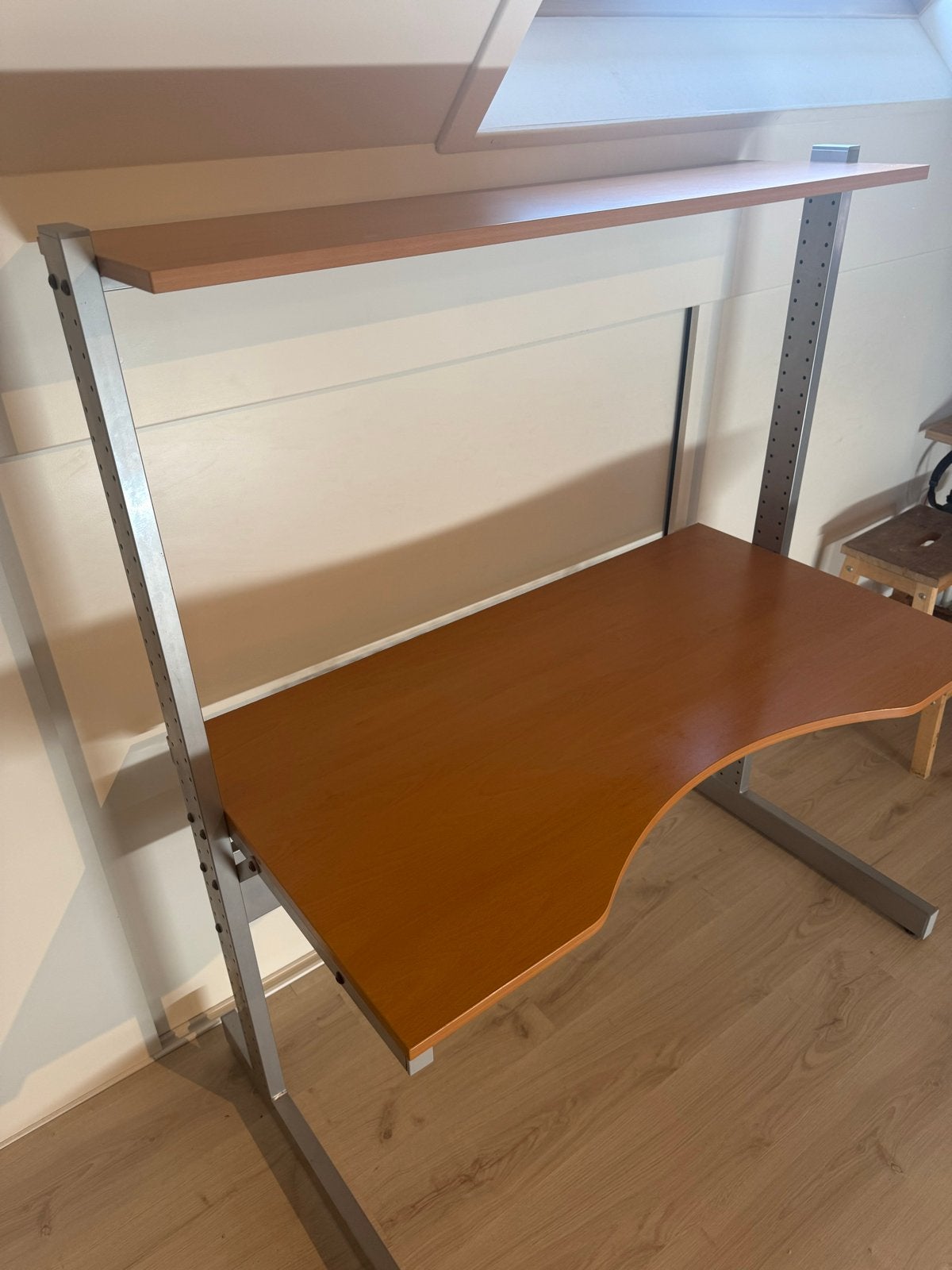 Computerbureau met opzetstuk en kabelgoot, Ophalen, Gebruikt, Metaal, Kabelgoot