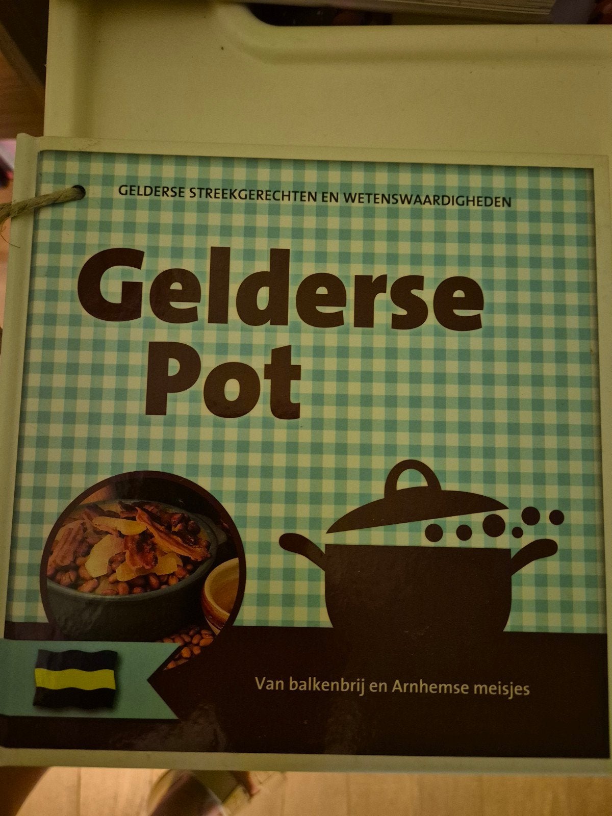Gelderse Pot: Streekgerechten en Wetenswaardigheden, Boeken, Kookboeken, Ophalen of Verzenden, Zo goed als nieuw, Nederland en België