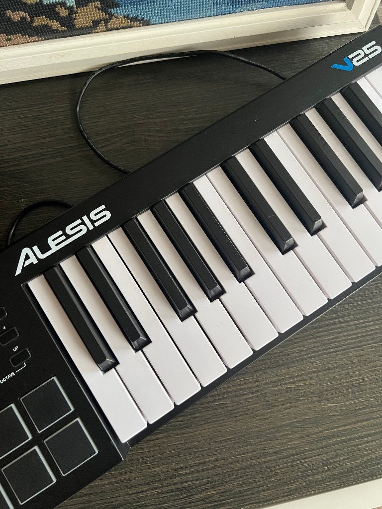Alesis V25 USB MIDI keyboard controller, Gebruikt, Overige aantallen, Midi-aansluiting, Ophalen