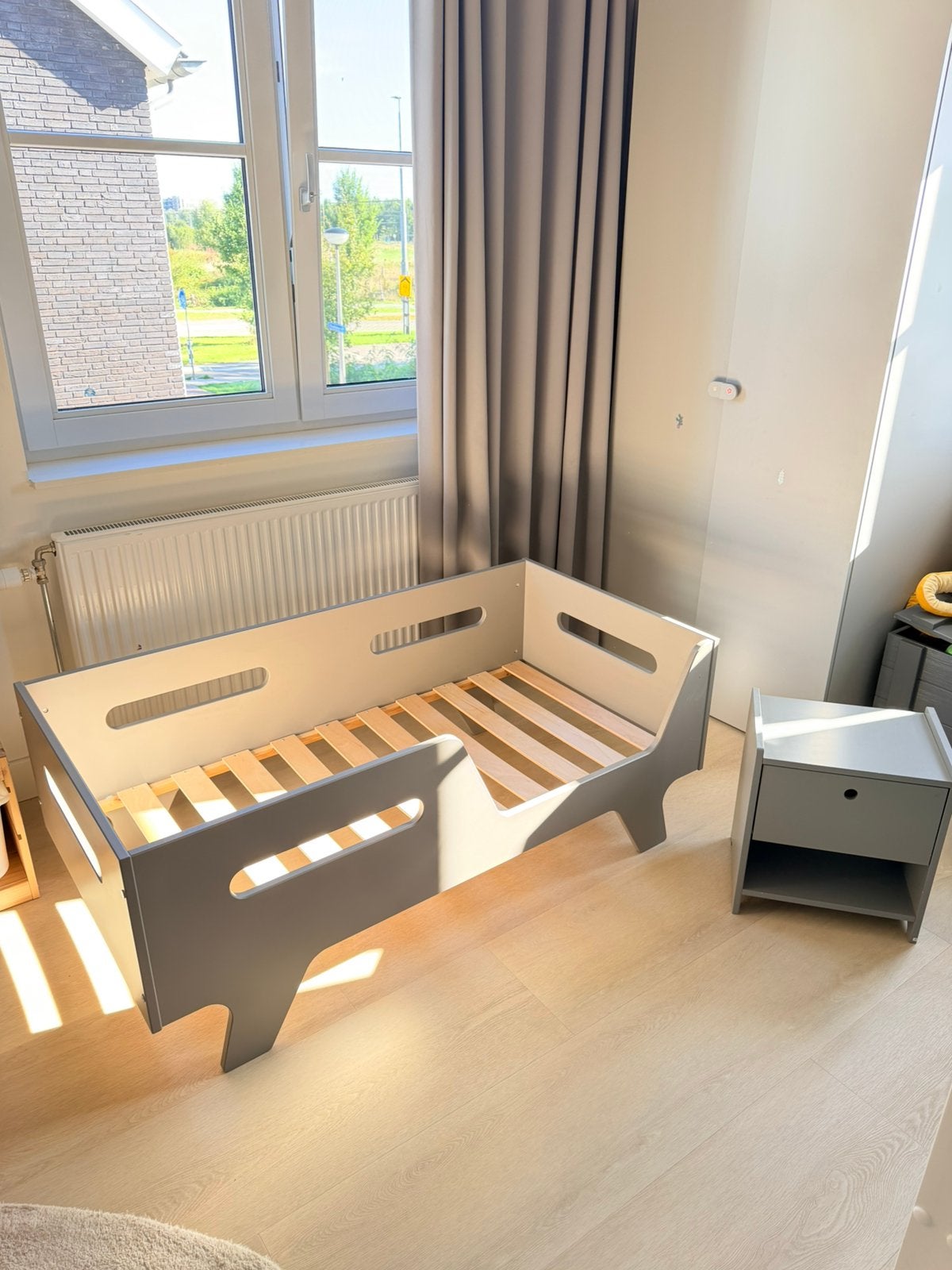 Petite Amélie peuterbed + nachtkastje grijs, Huis en Inrichting, Slaapkamer | Complete slaapkamers, Ophalen, Gebruikt, Eenpersoons