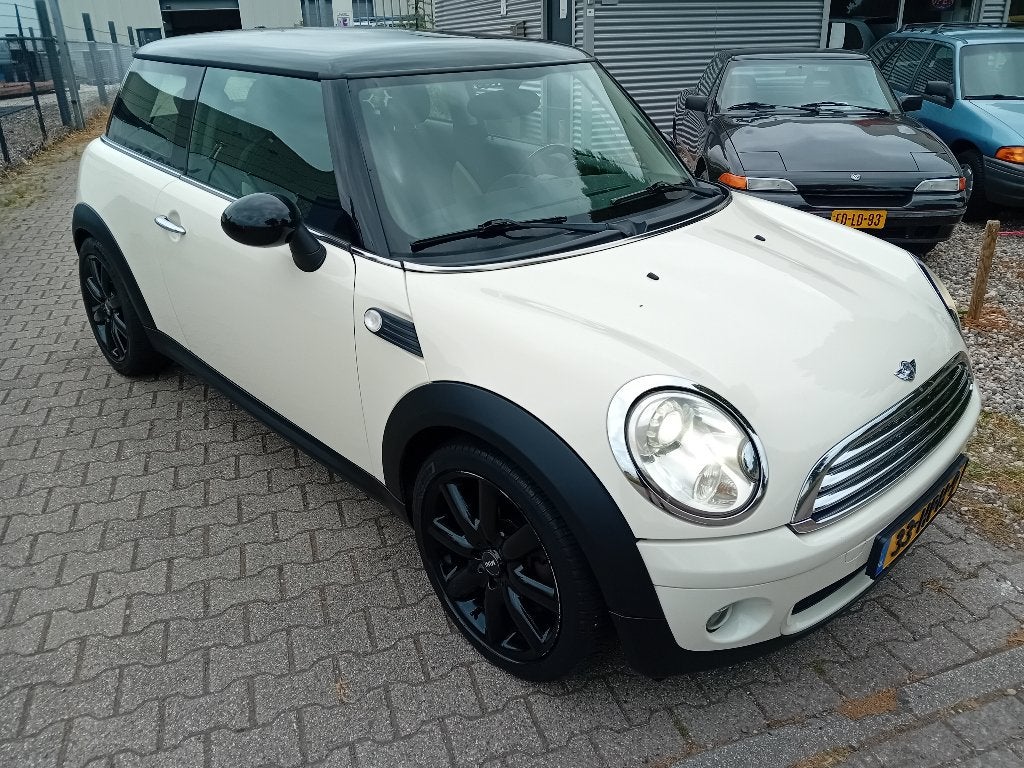 Mini 1.6 16V Cooper AUTOMAAT!! BJ2007 162DKM!, 15 km/l, 4 cilinders, 4 stoelen, Leder en Stof