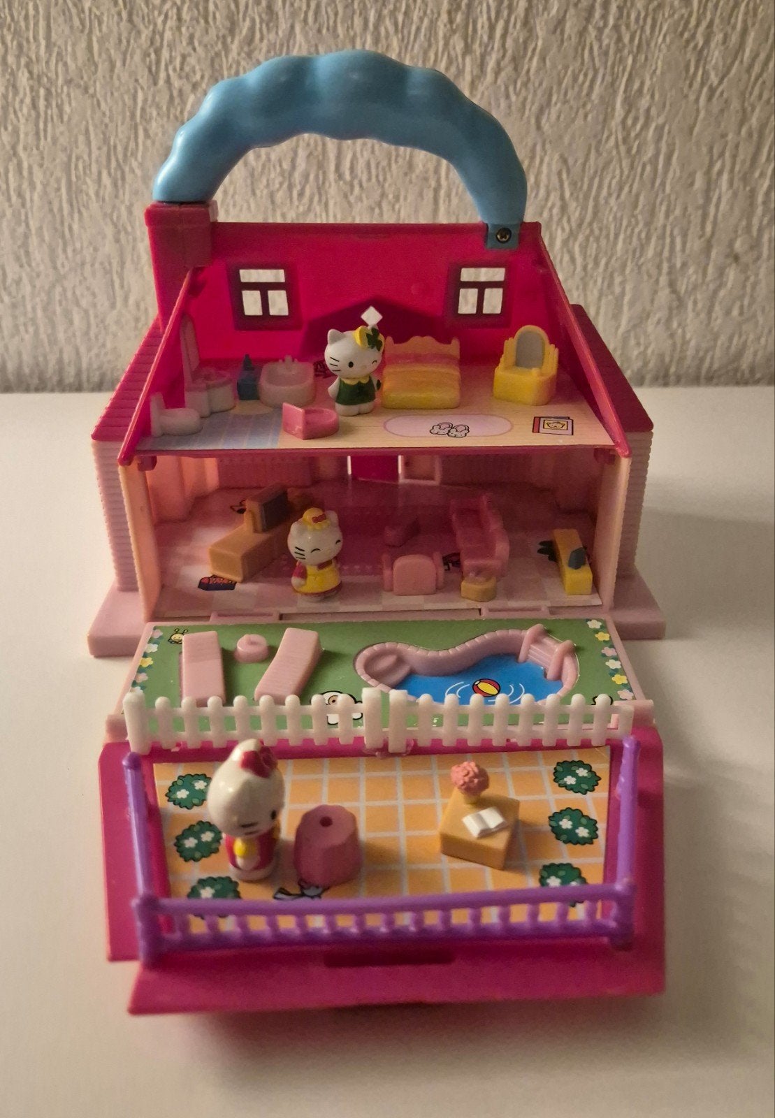Vintage Hello Kitty Carry-Along Mini Doll House (Blue Box), Ophalen of Verzenden, Zo goed als nieuw, Poppenhuis