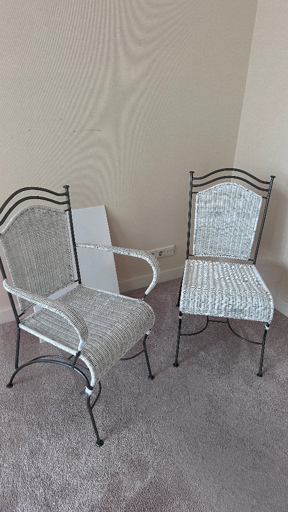 2 zware Stoeltjes wit zitting /zwart staal stel, Huis en Inrichting, Stoelen, Ophalen, Twee, Wit, Kunststof