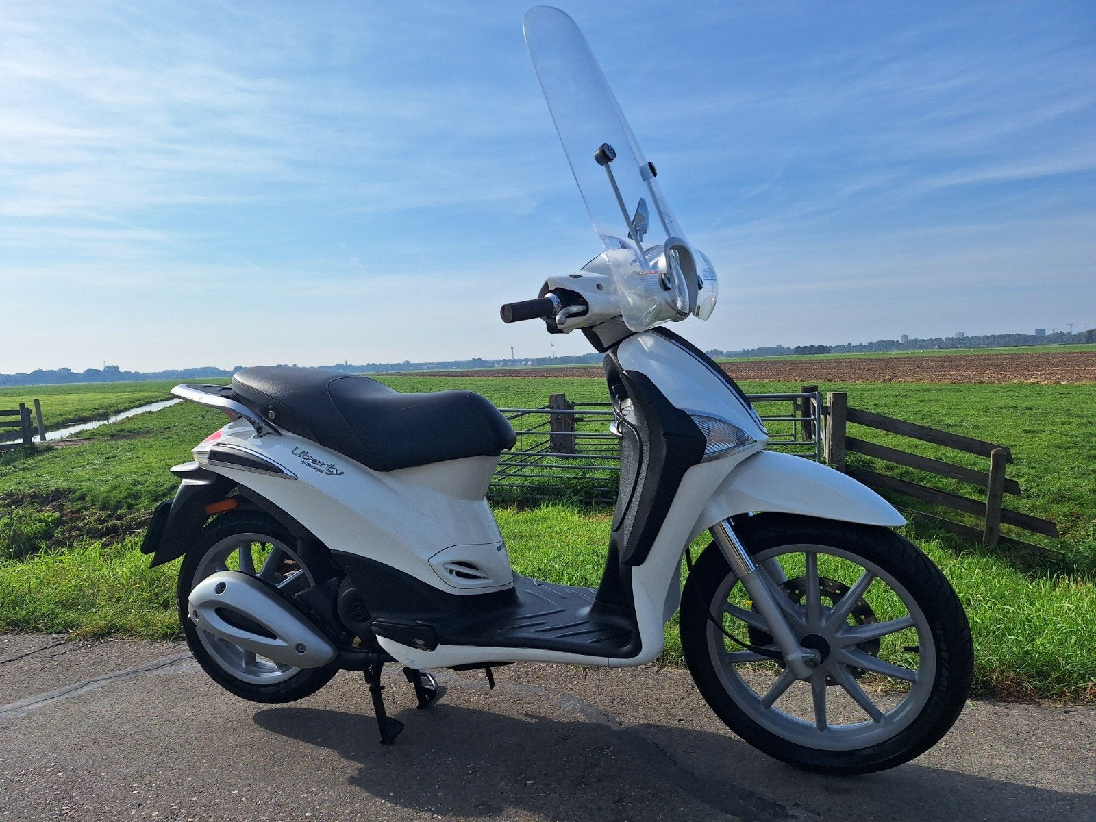 Mooie Piaggio Liberty snorscooter 2016 inc hoog wimdscherm, Ophalen of Verzenden, Zo goed als nieuw, Benzine, Overige modellen
