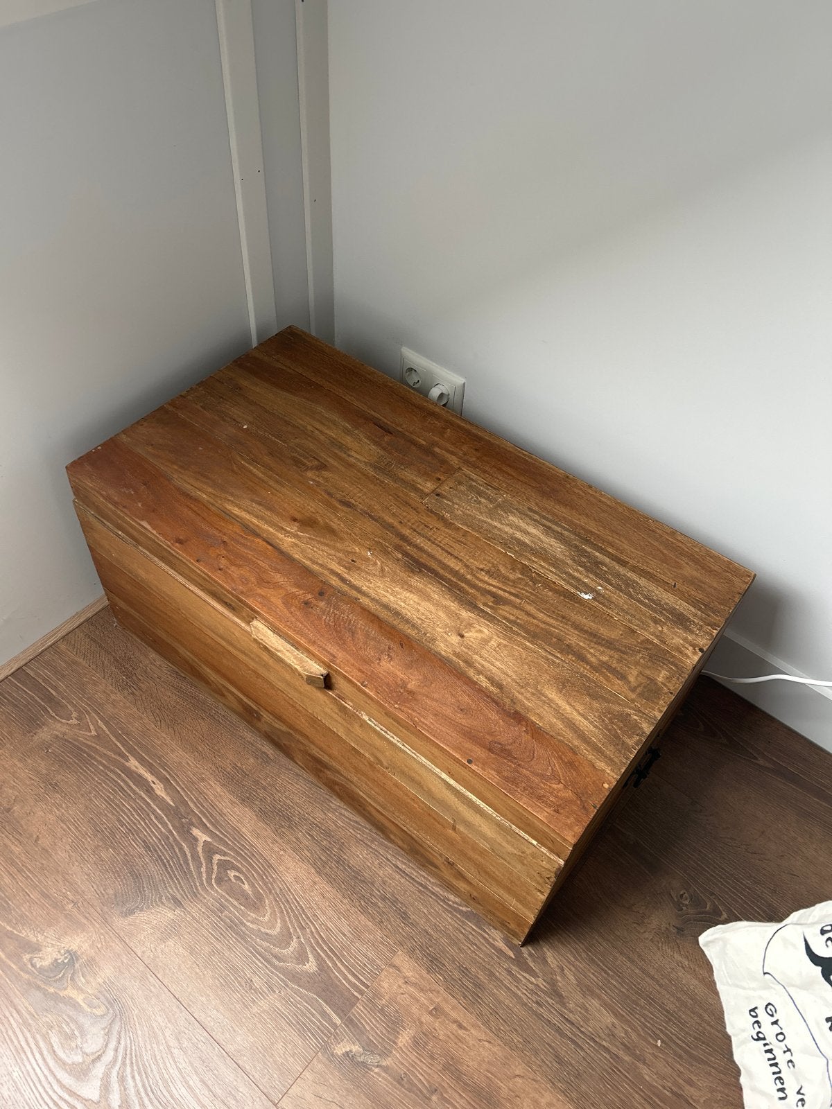 Bruine houten kist met verfspetters en scharnieren, Ophalen, Gebruikt, 50 tot 100 cm, Minder dan 50 cm