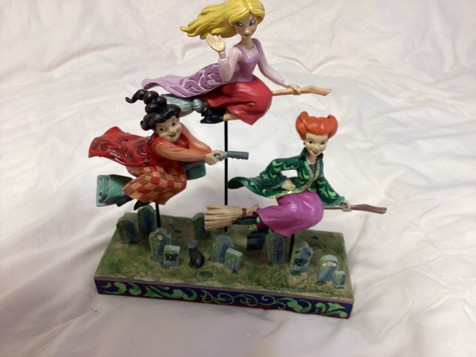 Disney traditions halloween sandersons sisters in doos, Verzamelen, Disney, Ophalen of Verzenden, Zo goed als nieuw, Beeldje of Figuurtje