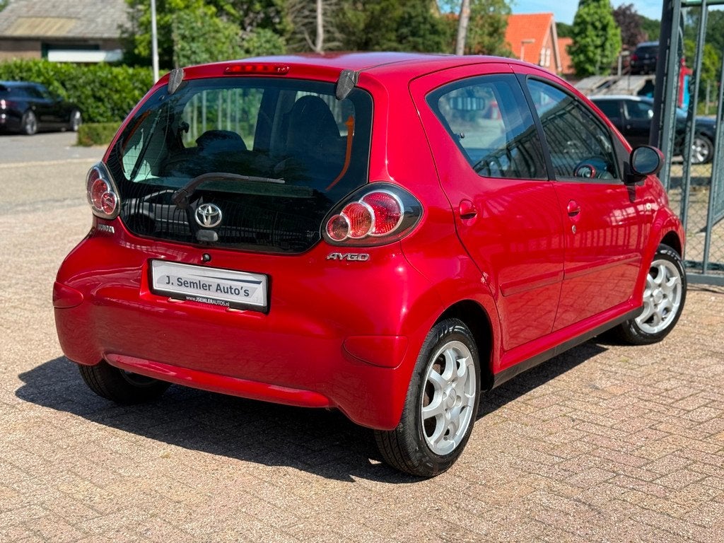 Toyota Aygo 1.0-12V Aspiration Red Navigator NAVIGATIE AIRCO, Auto's, Toyota, Voorwielaandrijving, Euro 5, Gebruikt, 4 stoelen