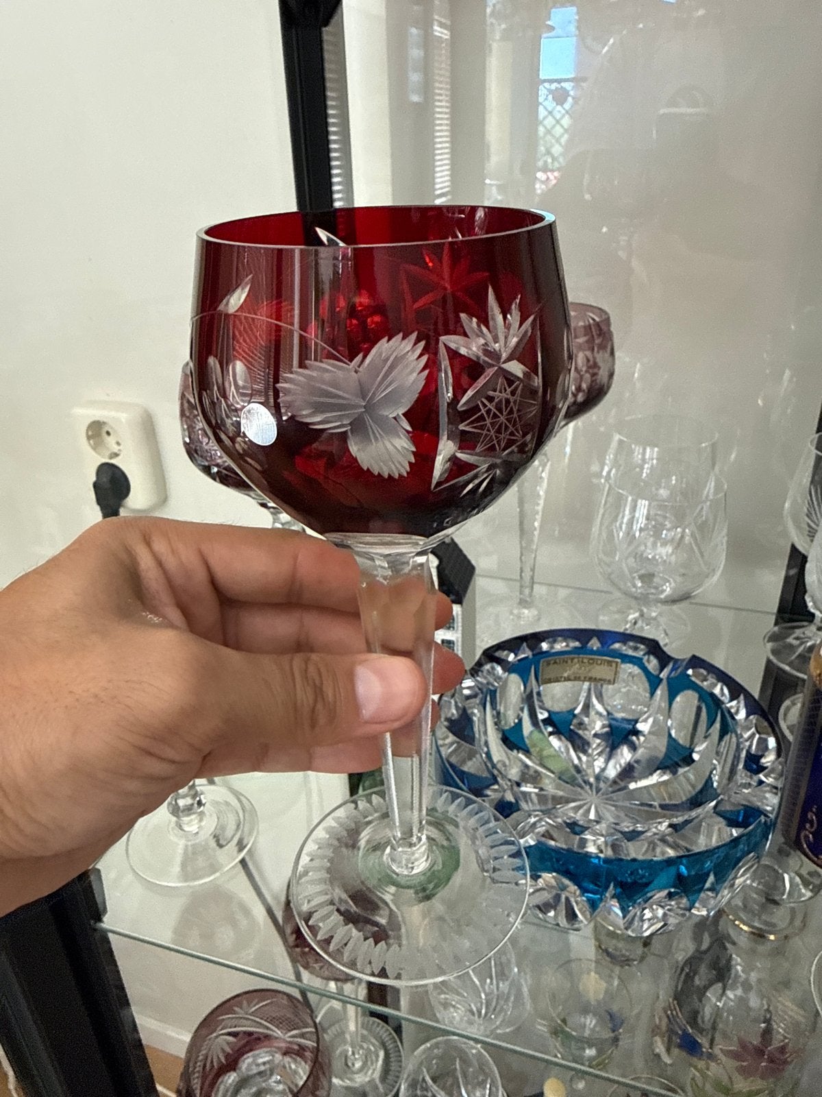 Rood geslepen kristallen wijnglas met druivenmotief, Ophalen of Verzenden