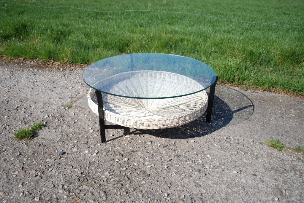 Salontafel met rotan mand en glazen blad, Ø 88 cm, Huis en Inrichting, Tafels | Salontafels, Ophalen, Gebruikt, 50 tot 100 cm